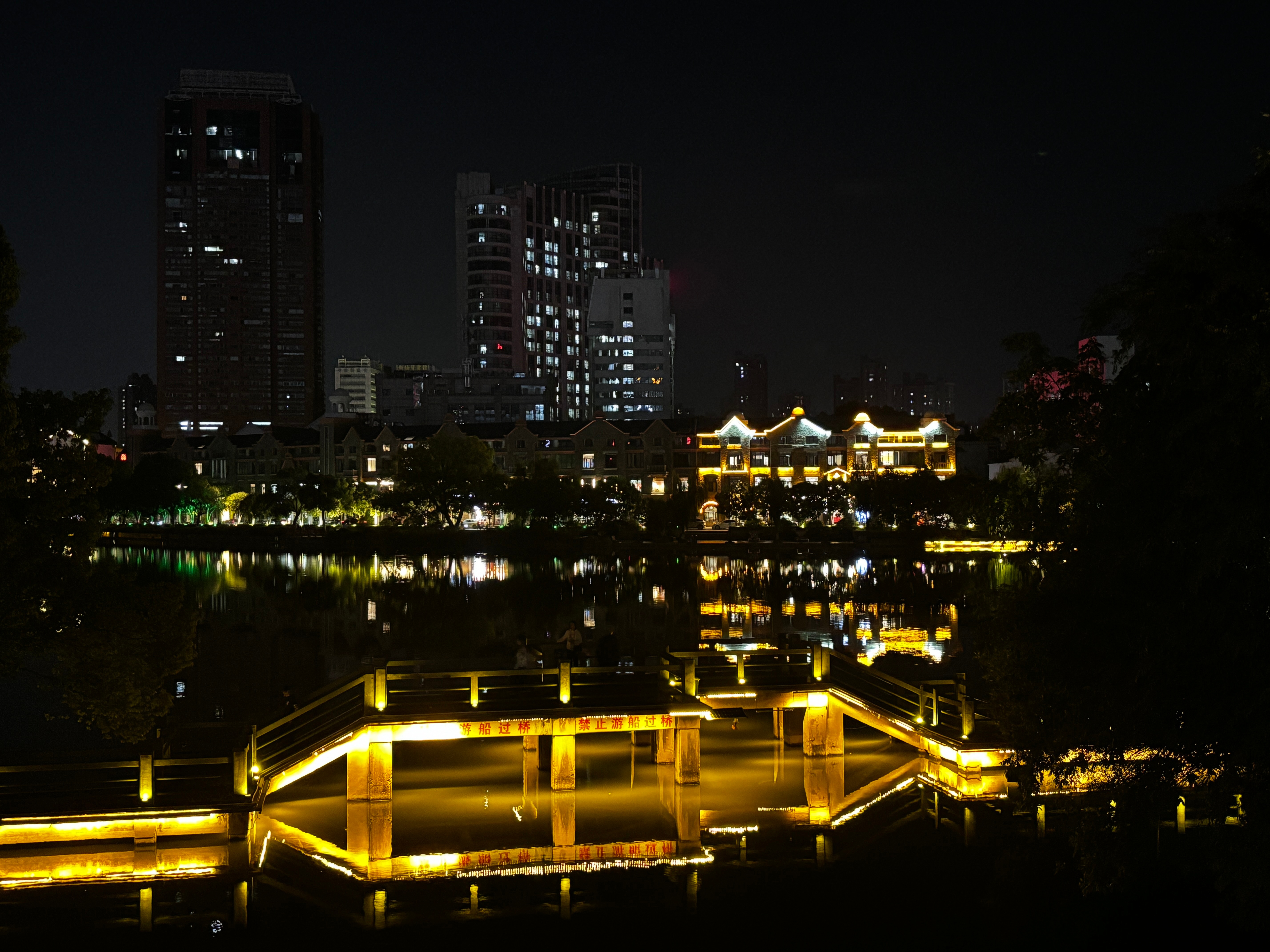 城市夜景，星光與都市之光的璀璨交融